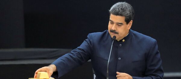 El presidente de Venezuela, Nicolás Maduro, con lingotes de oro El presidente de Venezuela, Nicolás Maduro, con lingotes de oro - Sputnik Mundo