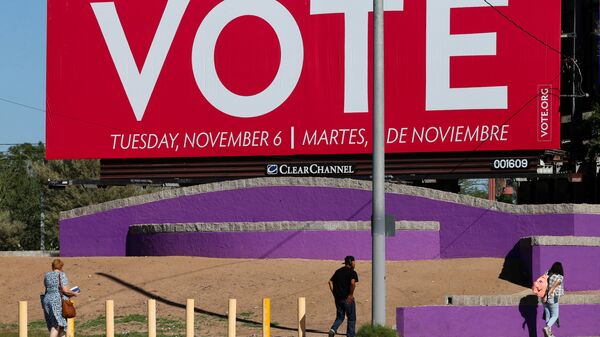 Un cartel que llama a votar en elecciones de medio mandato en EEUU - Sputnik Mundo