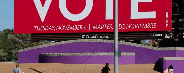 Un cartel que llama a votar en elecciones de medio mandato en EEUU - Sputnik Mundo