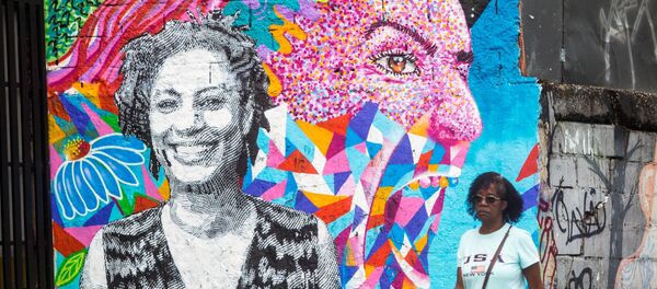 Un retrato de Marielle Franco, la consejal brasileña asesinada - Sputnik Mundo