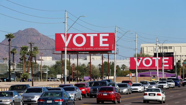 Unos carteles que llaman a votar en elecciones de medio mandato en EEUU Unos carteles que llaman a votar en elecciones de medio mandato en EEUU - Sputnik Mundo