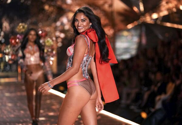 Los sugerentes ángeles de Victoria's Secret se apoderan de Nueva York - Sputnik Mundo