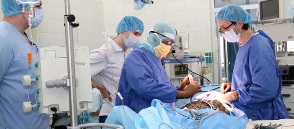 Una operación en el Centro Ilizárov - Sputnik Mundo