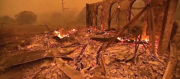Imágenes apocalípticas de un incendio fuera de control en EEUU Imágenes apocalípticas de un incendio fuera de control en EEUU - Sputnik Mundo