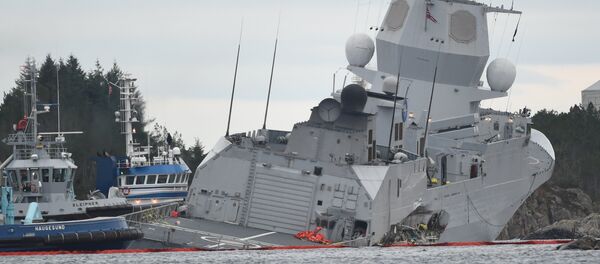 Fragata noruega KNM Helge Ingstad tras una colisión con el petrolero Sola TS - Sputnik Mundo