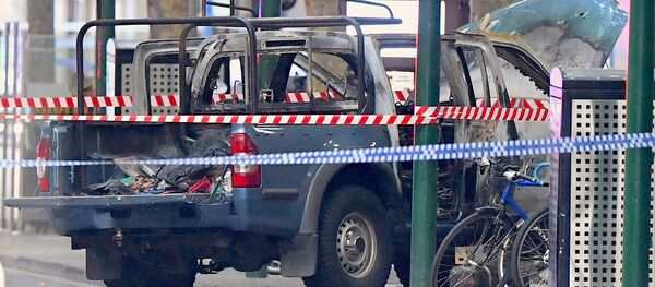 Un vehículo quemado rodeado de cinta policial en la calle Bourke en el centro de Melbourne, Australia - Sputnik Mundo