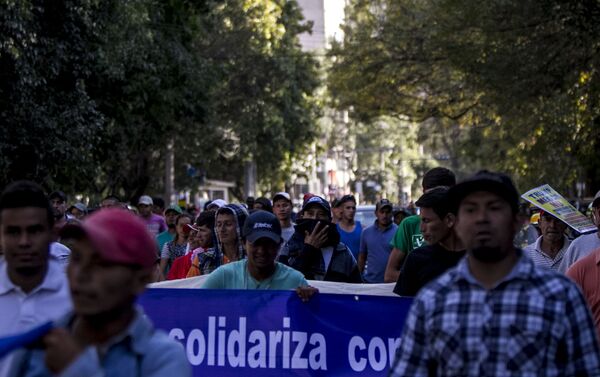 Marcha de los trabajadores internacionales llega a las oficinas del Alto comisionado de las Naciones Unidas para exigir autobuses que los trasladen a la frontera - Sputnik Mundo