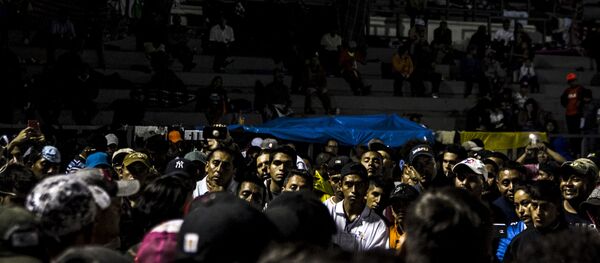 Asamblea nocturna en la Ciudad de México. El éxodo decidió salir de la capital a las cinco de la mañana del 9 de noviembre - Sputnik Mundo