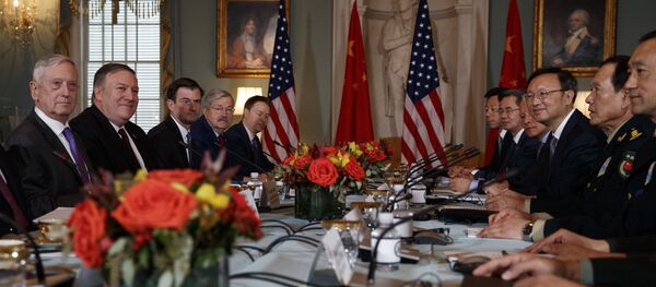 Los secretarios de Estado y de Defensa de EEUU, Mike Pompeo y James Mattis, en una reunión con sus homólogos chinos - Sputnik Mundo