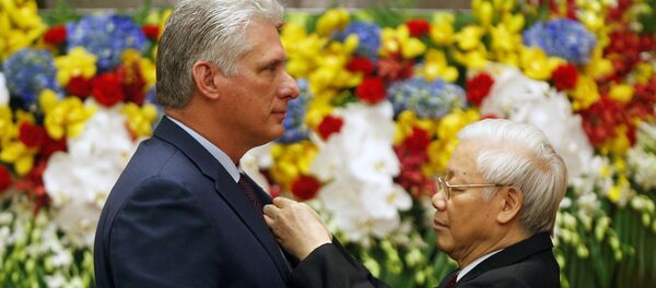 Presidente de Vietnam Nguyen Phu Trong condecora al presidente de Cuba con la orden Ho Chi Minh - Sputnik Mundo