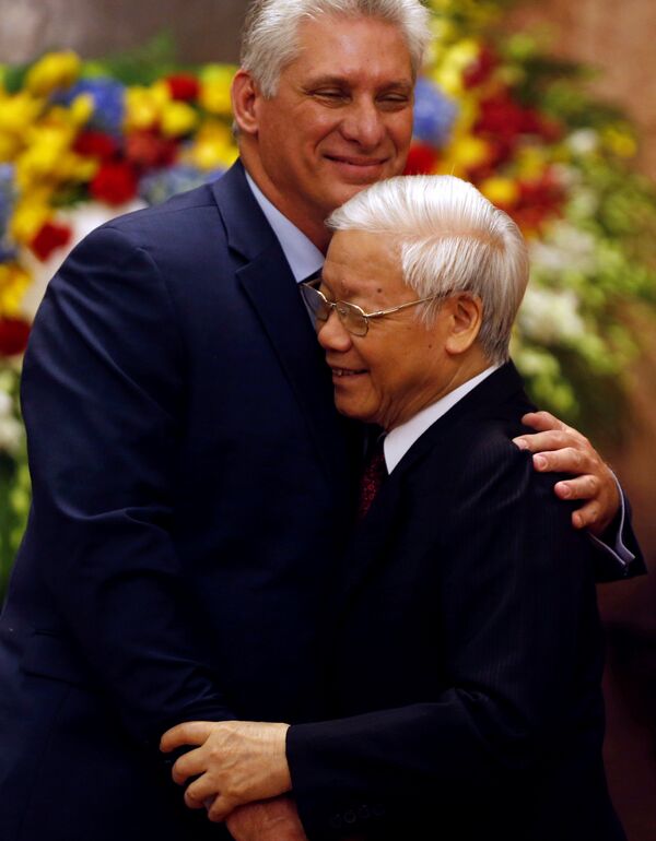 Miguel Díaz-Canel abraza al presidente de Vietnam luego del recibimiento en el Palacio Presidencial de Hanoi - Sputnik Mundo