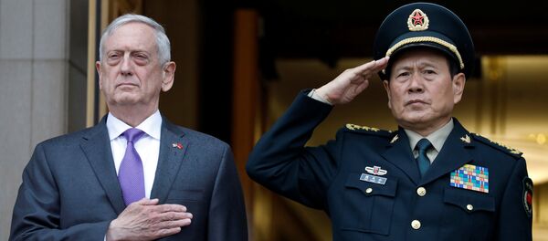 El secretario de Defensa de EEUU, James Mattis, y ministro de Defensa de China, Wei Fenghe - Sputnik Mundo
