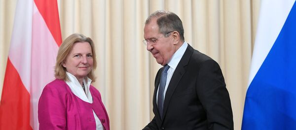 La ministra de Exteriores de Austria, Karin Kneissl, y su homólogo ruso, Serguéi Lavrov - Sputnik Mundo