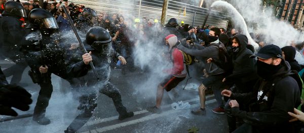 Choques entre los Mossos y los manifestantes de CDR en Barcelona, España Choques entre los Mossos y los manifestantes de CDR en Barcelona, España - Sputnik Mundo