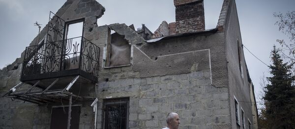 Una casa destruida en la región de Donetsk - Sputnik Mundo
