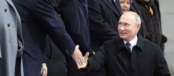 Presidente de EEUU, Donald Trump, y presidente ruso, Vladímir Putin, en París - Sputnik Mundo