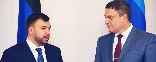 El jefe interino de la autoproclamada República Popular de Donetsk (RPD), Denís Pushilin, y su homólogo de la autoproclamada República Popular de Lugansk (RPL), Leonid Pásechnik - Sputnik Mundo