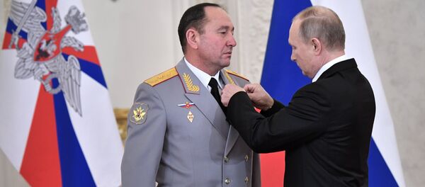 El presidente de Rusia, Vladímir Putin, otorga la medalla al mayor general Guennadi Zhidkó - Sputnik Mundo