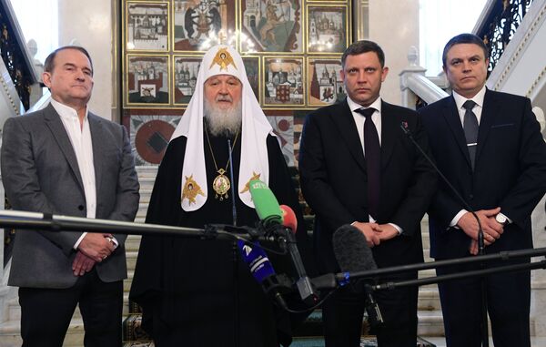 Leonid Pásechnik junto con Alexandr Zajárchenko, el patriarca de Moscú y toda Rusia, Kirill, y el líder del movimiento Elección Ucraniana-Derecho del Pueblo, Víctor Medvedchuk - Sputnik Mundo