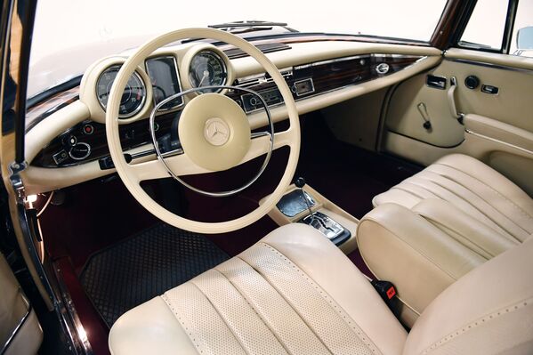 Insuperables y singulares: exhibición de automóviles en Moscú - Sputnik Mundo