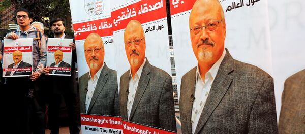 Activistas con fotos y banners del periodista saudi, Jamal Khashoggi - Sputnik Mundo