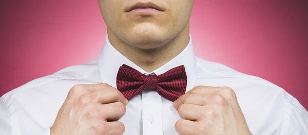 Un hombre con una corbata de lazo - Sputnik Mundo