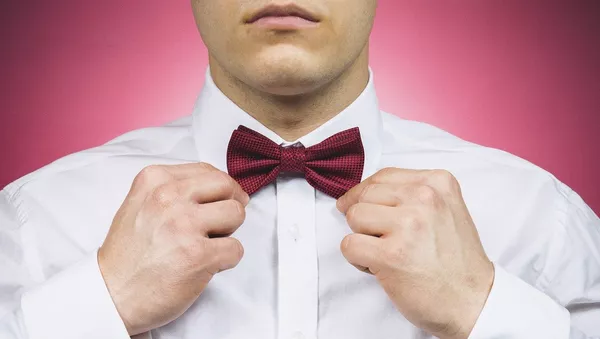 Un hombre con una corbata de lazo