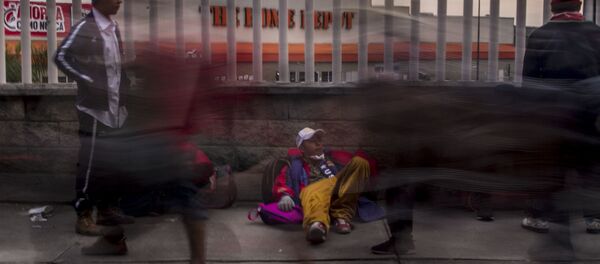 Ciudad de México. Cientos de personas centroamericanas caminan del estadio “El Palillo” rumbo a Querétaro para descansar y seguir camino hacia EEUU - Sputnik Mundo