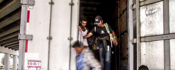 Querétaro. Decenas de migrantes bajan de uno de los transportes solidarios que ayudaron en el camino a EEUU - Sputnik Mundo