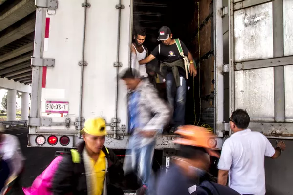 Querétaro. Decenas de migrantes bajan de uno de los transportes solidarios que ayudaron en el camino a EEUU - Sputnik Mundo