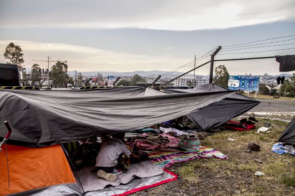 Querétaro. Centroamericanos descansan frente al estadio Corregidora y se preparan para salir rumbo a Guanajuato durante la madrugada - Sputnik Mundo