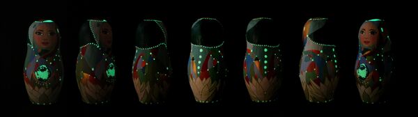 Así se ilumina esta matrioshka tecnológica en la oscuridad Así se ilumina esta matrioshka tecnológica en la oscuridad - Sputnik Mundo