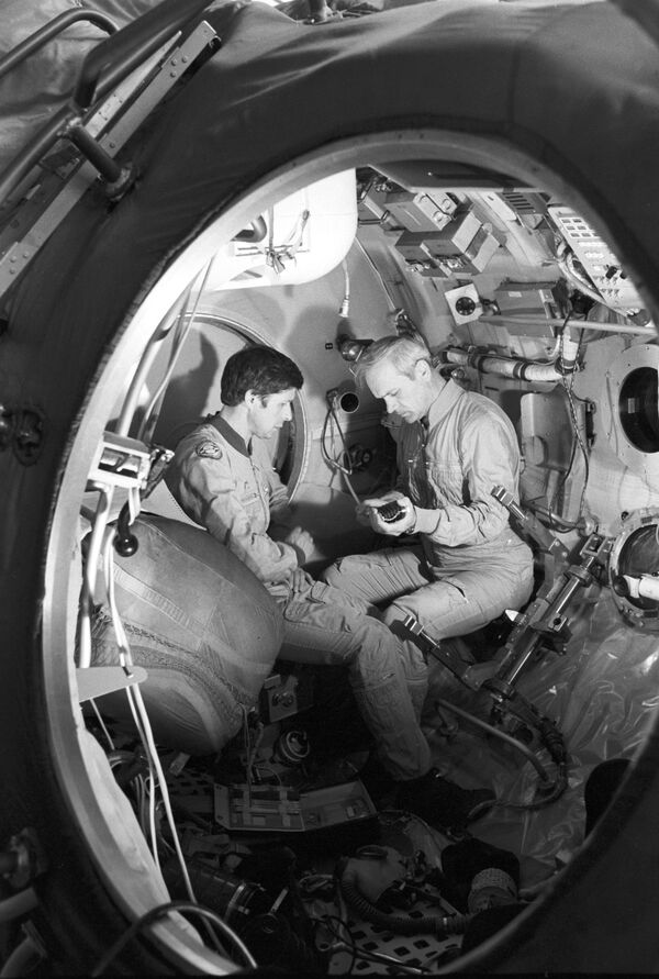 Vladímir Dzhanibekov y Víktor Savínij en la Soyuz T-13 durante un entrenamiento Vladímir Dzhanibekov y Víktor Savínij en la Soyuz T-13 durante un entrenamiento - Sputnik Mundo