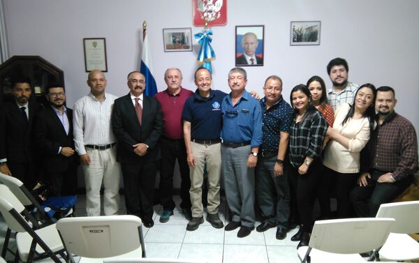 Yuri Usachov con equipo Misión Espacial Guatemala Yuri Usachov con equipo Misión Espacial Guatemala - Sputnik Mundo