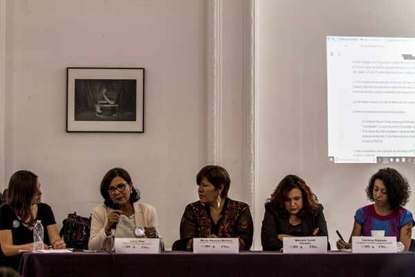 De izquierda a derecha. Alejandra Guillén, periodista investigadora; Lucy Díaz Genao del colectivo Solecito de Veracruz; Mirna Nereida del colectivo Las Rastreadoras del Fuerte, Sinaloa; Marcela Turati periodista y Carolina Robledo del GIASF - Sputnik Mundo