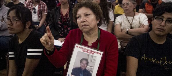 Guadalupe Fernández que busca a su hijo José Antonio Robledo Fernández, felicita al equipo de investigación por su proyecto “A donde van los desaparecidos” - Sputnik Mundo