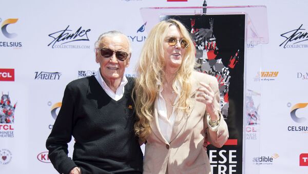 Stan Lee junto a su hija J.C., en 2017 - Sputnik Mundo