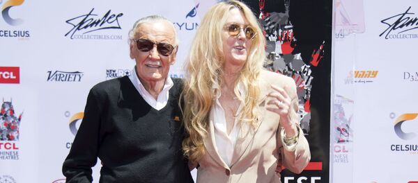 Stan Lee junto a su hija J.C., en 2017 - Sputnik Mundo