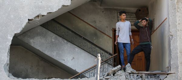Un edificio destruido en Gaza - Sputnik Mundo