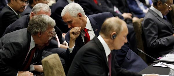 El asesor de Seguridad Nacional de la Casa Blanca, John Bolton, el vicepresidente de EEUU, Mike Pence, y el presidente de Rusia, Vladímir Putin - Sputnik Mundo