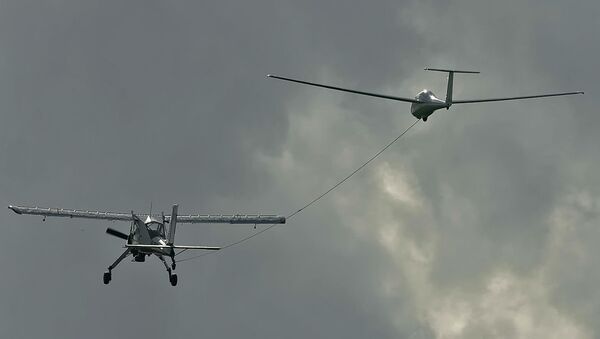 El planeador ruso AS-4 (izda.), predecesor del AC-4-115 (archivo) - Sputnik Mundo