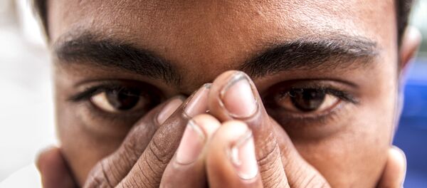 Armin, un adolescente de El Salvador, posa para foto en el estadio “Palillo”, integrando la segunda caravana del éxodo centroamericano - Sputnik Mundo
