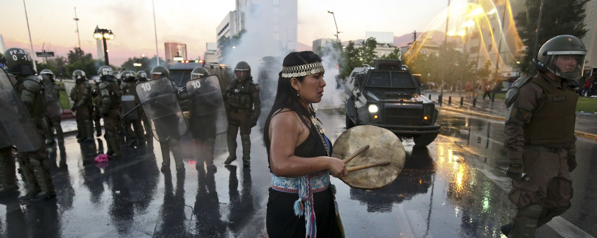 Mujer mapuche durante la manifestación del jueves 15 de noviembre, por la muerte de Camilo Catrillanca - Sputnik Mundo, 1920, 14.04.2021