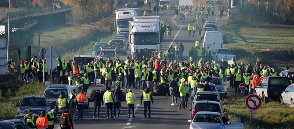 Protestas contra los precios del combustible en París - Sputnik Mundo