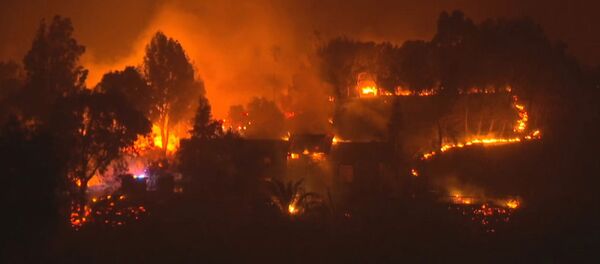 Incendios dejan un rastro de destrucción y muertes en California Incendios dejan un rastro de destrucción y muertes en California - Sputnik Mundo