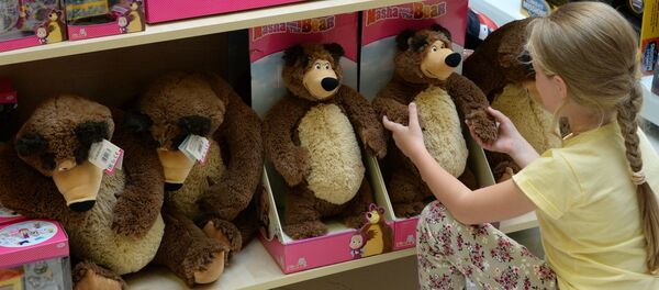 Una niña con juguetes del dibujo animado Masha y el oso en una tienda infantil - Sputnik Mundo