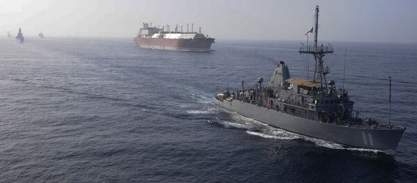 Naves estadounidenses acompañando un gran buque cisterna de gas natural (archivo) - Sputnik Mundo