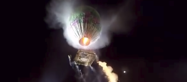 Un globo aerostático cargado de fuegos artificiales explota sobre una multitud (vídeo) - Sputnik Mundo