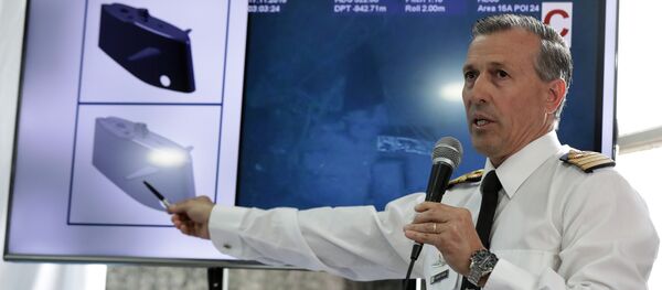El portavoz de la Armada argentina, Enrique Balbi, enseña las imagenes de los restos del ARA San Juan - Sputnik Mundo
