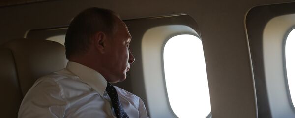 Vladímir Putin, presidente de Rusia, a bordo de un avión Vladímir Putin, presidente de Rusia, a bordo de un avión - Sputnik Mundo